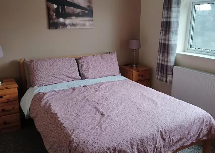 Cloonboo Lodge 9 Beds Sleeps 12 度假居