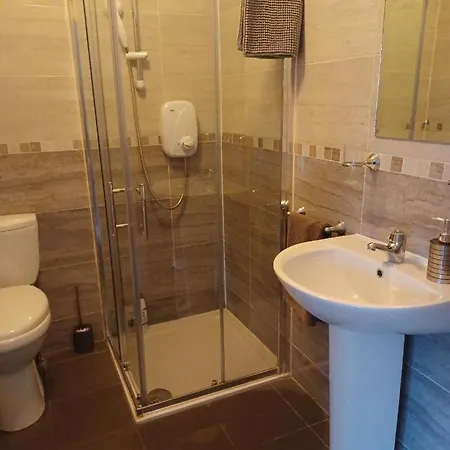 Cloonboo Lodge 9 Beds Sleeps 12 *